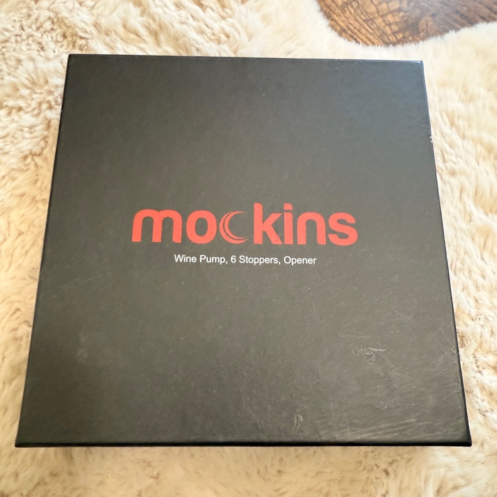 Mockins Wine Pump Set - Black and Red